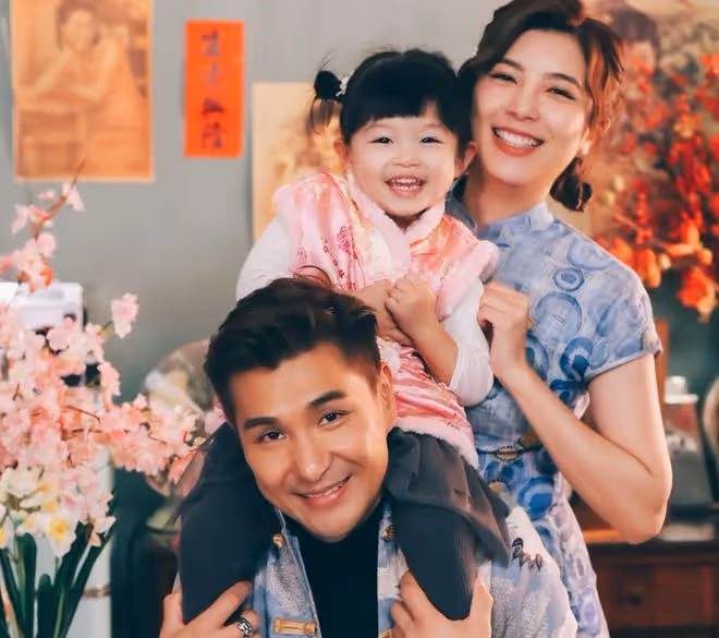TVB視帝現身深圳,攜妻女逛奢侈品店被偶遇,已在內地工作4個月
