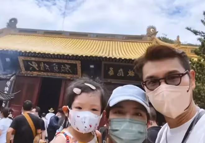 TVB視帝現身深圳,攜妻女逛奢侈品店被偶遇,已在內地工作4個月