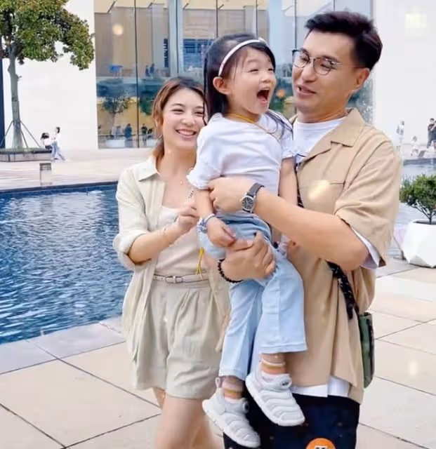 TVB視帝現身深圳,攜妻女逛奢侈品店被偶遇,已在內地工作4個月