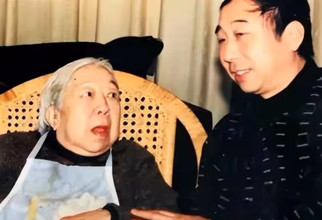 64歲馮鞏重陽節探望三姨盡孝!自稱小鞏態度謙虛,兩人長相太相似