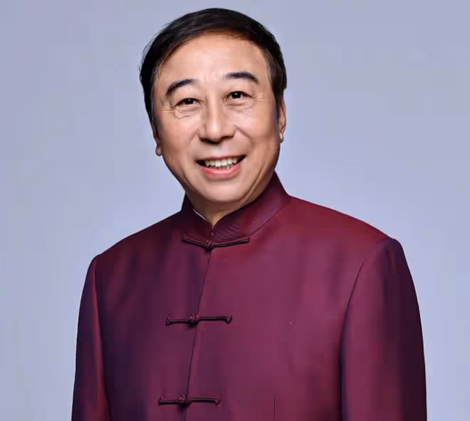 64歲馮鞏重陽節探望三姨盡孝!自稱小鞏態度謙虛,兩人長相太相似