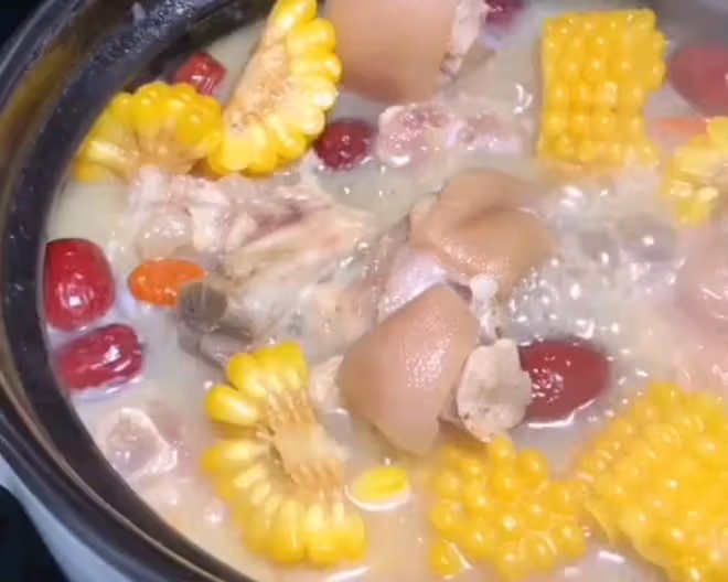 美容養顏，玉米豬腳湯