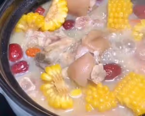 美容養顏，玉米豬腳湯