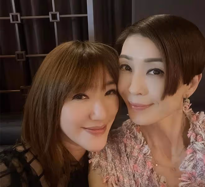 眾星為富豪慶祝生日!方中信喝到臉紅,與54歲女星摟肩貼面合影