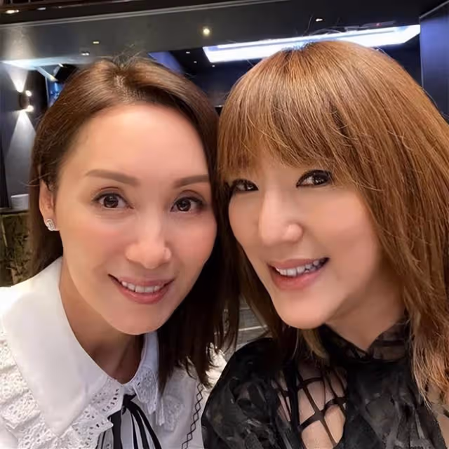 眾星為富豪慶祝生日!方中信喝到臉紅,與54歲女星摟肩貼面合影