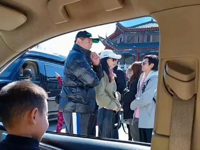 楊穎現身大孤山被偶遇,素顏出鏡打扮低調,疑似前去寺廟求姻緣