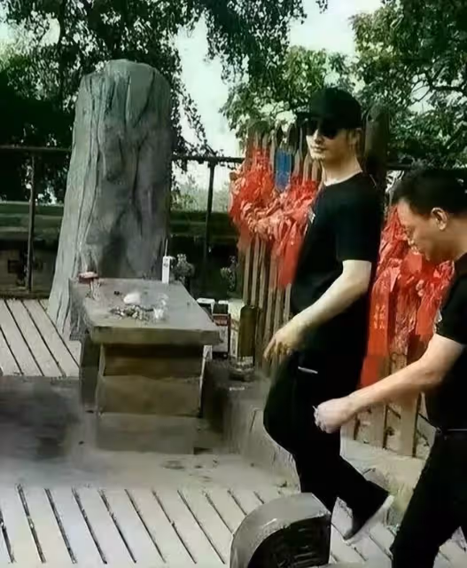 楊穎現身大孤山被偶遇,素顏出鏡打扮低調,疑似前去寺廟求姻緣