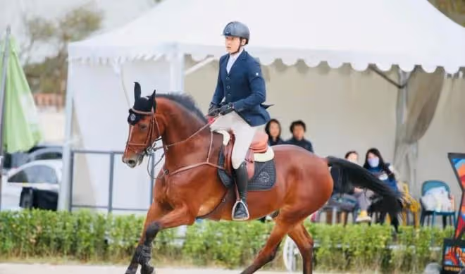 朱珠陪老公練馬術,穿黑色緊身衣身材高挑,1歲王珠寶呆萌可愛