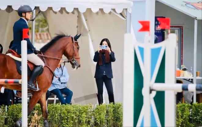 朱珠陪老公練馬術,穿黑色緊身衣身材高挑,1歲王珠寶呆萌可愛