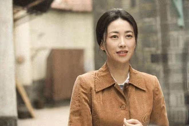 朱珠陪老公練馬術,穿黑色緊身衣身材高挑,1歲王珠寶呆萌可愛