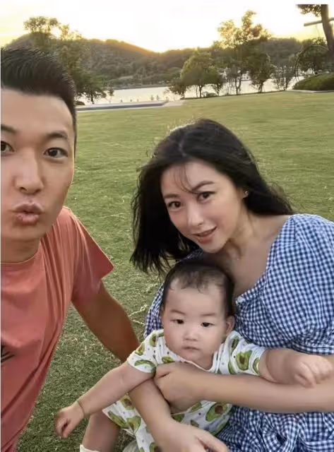 朱珠陪老公練馬術,穿黑色緊身衣身材高挑,1歲王珠寶呆萌可愛