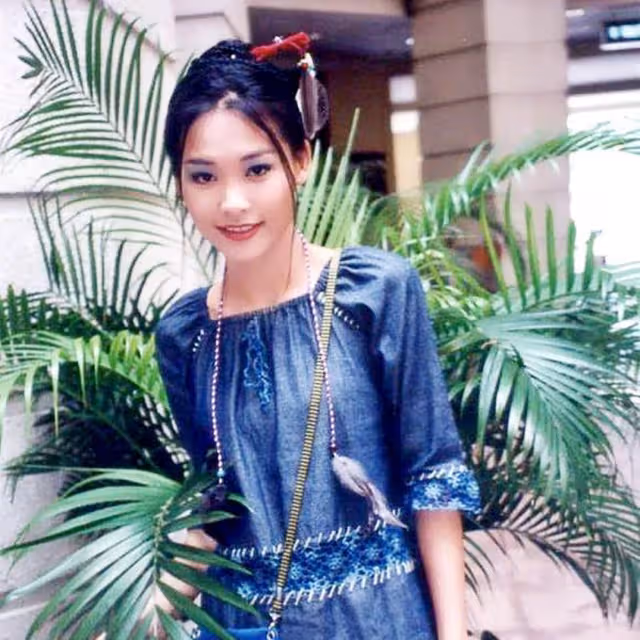 48歲天后變瘋女「被送進精神病院」!為愛癡狂淪落街頭 被家人奪走財產:將一手好牌打爛
