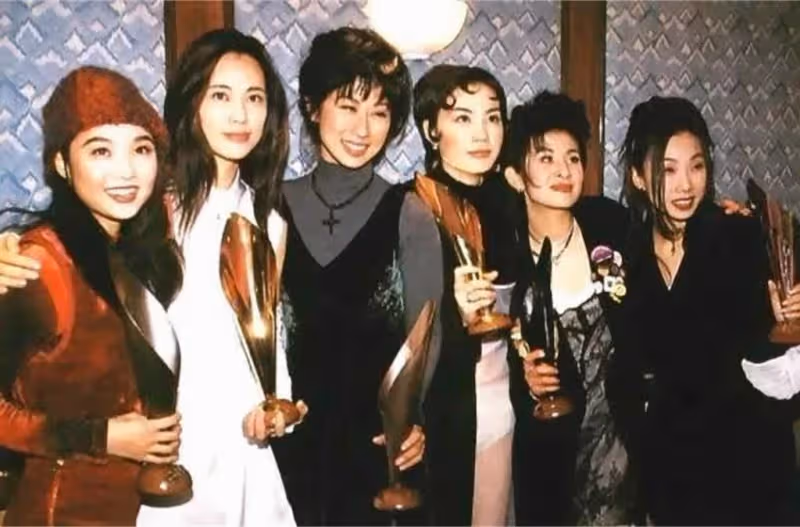 48歲天后變瘋女「被送進精神病院」!為愛癡狂淪落街頭 被家人奪走財產:將一手好牌打爛