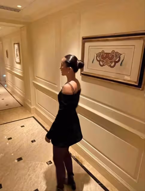 陳奕迅女兒18歲近照曝光,身材高挑堪比超模,與媽媽長相似復刻