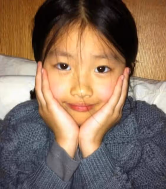 陳奕迅女兒18歲近照曝光,身材高挑堪比超模,與媽媽長相似復刻
