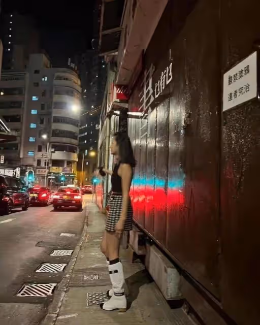 陳奕迅女兒18歲近照曝光,身材高挑堪比超模,與媽媽長相似復刻
