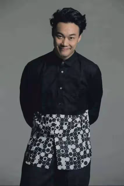 陳奕迅女兒18歲近照曝光,身材高挑堪比超模,與媽媽長相似復刻