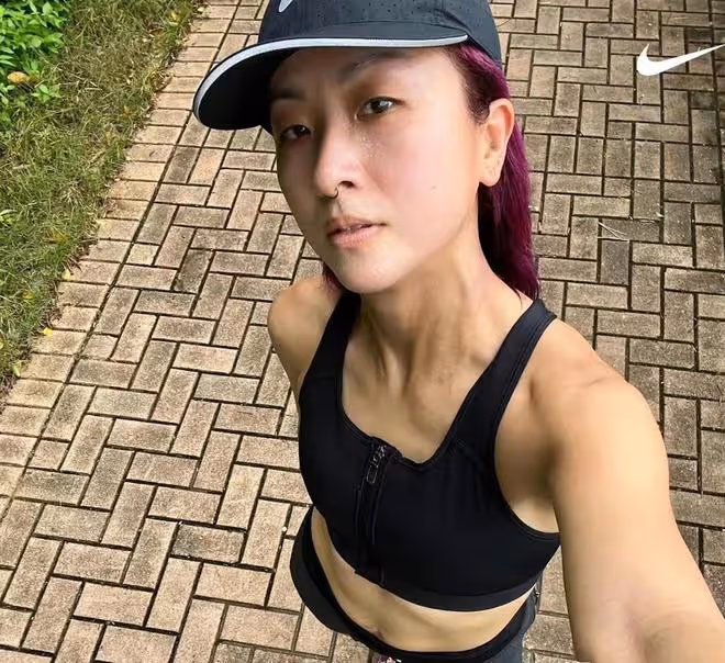 陳奕迅女兒18歲近照曝光,身材高挑堪比超模,與媽媽長相似復刻