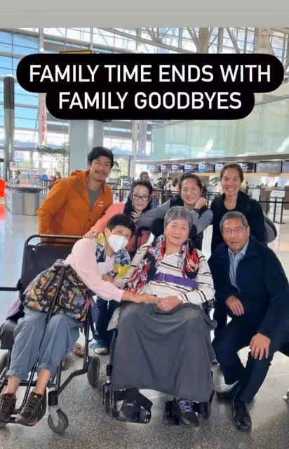 76歲鄭佩佩近況曝光!身體變差坐輪椅出行,攜一家老小定居美國