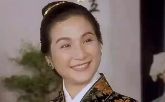 76歲鄭佩佩近況曝光!身體變差坐輪椅出行,攜一家老小定居美國