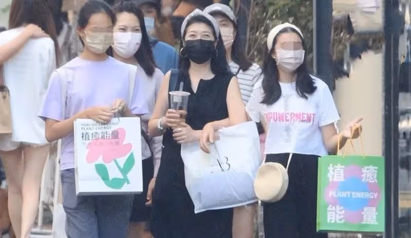 黃嘉千婚變46天罕現身!12歲混血女兒「深邃大眼+高鼻樑」超像爸爸,母女倆牽手逛平價店