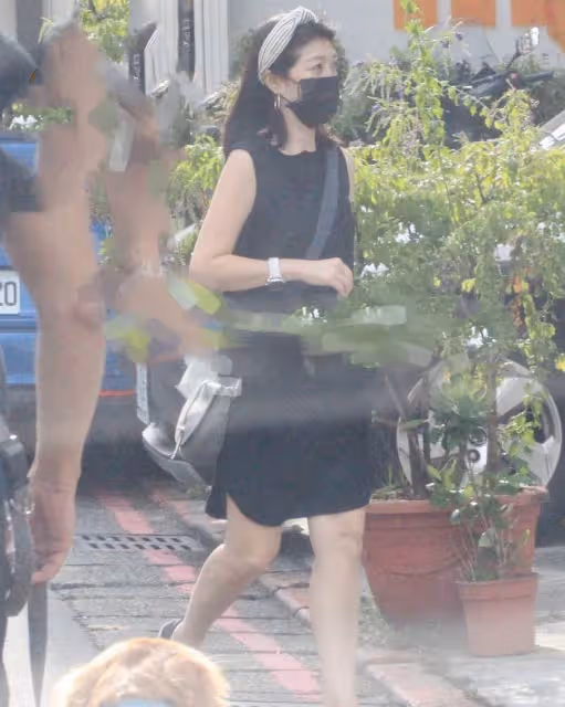 黃嘉千婚變46天罕現身!12歲混血女兒「深邃大眼+高鼻樑」超像爸爸,母女倆牽手逛平價店