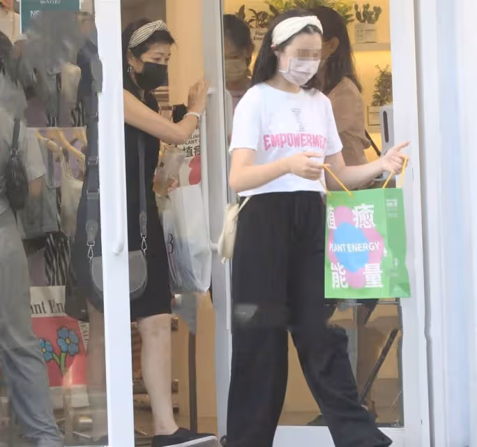 黃嘉千婚變46天罕現身!12歲混血女兒「深邃大眼+高鼻樑」超像爸爸,母女倆牽手逛平價店