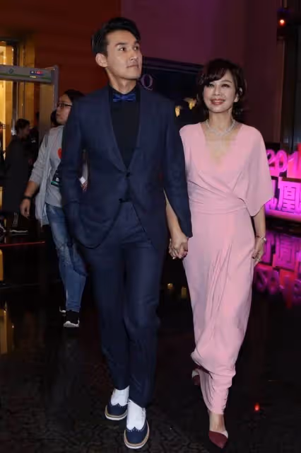 陳松伶被小8歲老公寵成公主,粉裙配鎖骨髮甜美靚麗,根本看不出51歲
