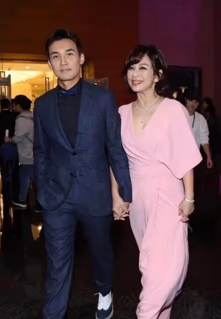 陳松伶被小8歲老公寵成公主,粉裙配鎖骨髮甜美靚麗,根本看不出51歲