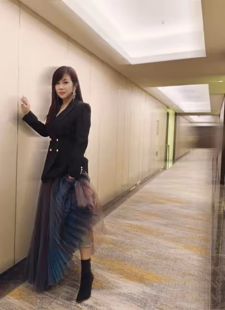 陳松伶被小8歲老公寵成公主,粉裙配鎖骨髮甜美靚麗,根本看不出51歲