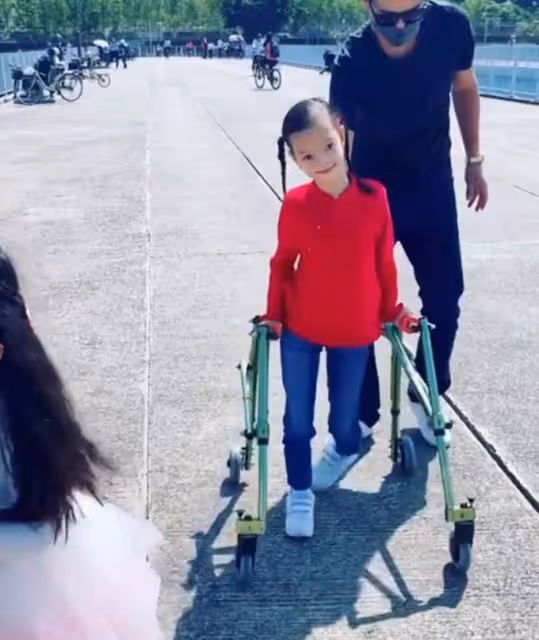 生日快樂!鐘麗淇為長女慶生,11歲女兒需坐嬰兒車出行,曾被斷言活不過2歲,多年悉心照顧被寵成小公主