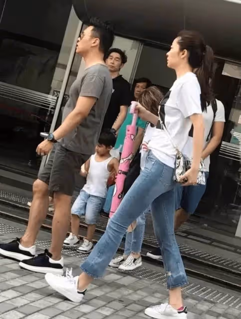 熊黛林曬出全家福,臉小一圈,胳膊纖細,雙胞胎女兒像極了富豪爸爸