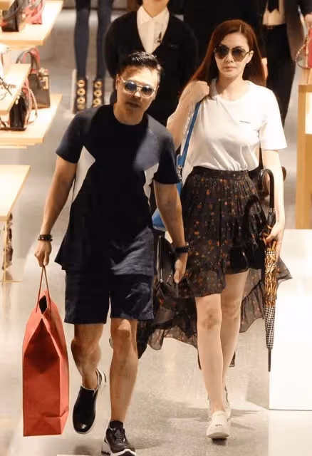 熊黛林曬出全家福,臉小一圈,胳膊纖細,雙胞胎女兒像極了富豪爸爸