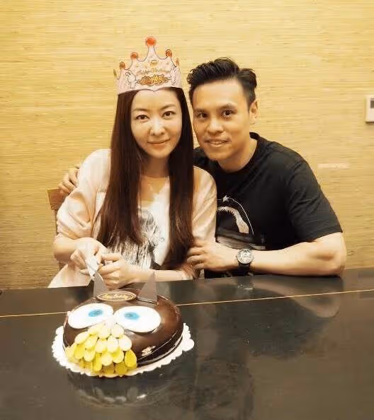 熊黛林曬出全家福,臉小一圈,胳膊纖細,雙胞胎女兒像極了富豪爸爸