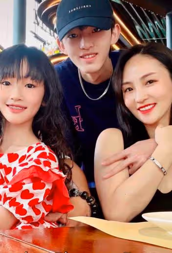 晉松太有福氣了,長相五大三粗卻娶美艷小嬌妻,兩個兒女顏值超高