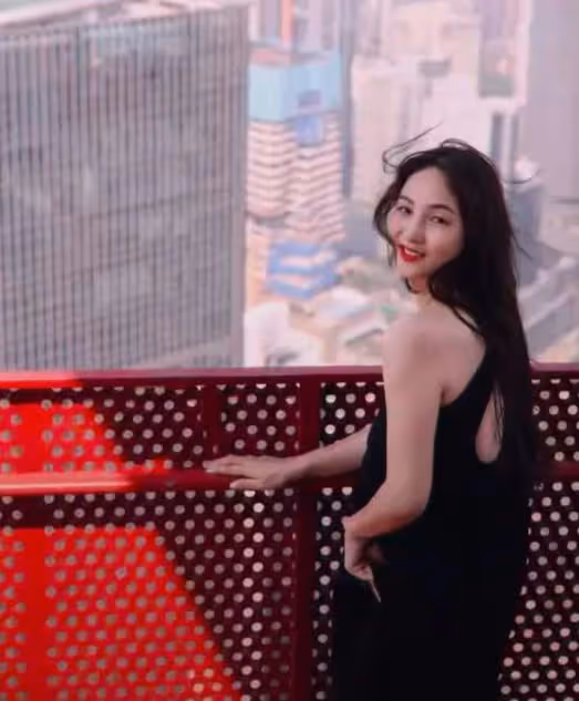 晉松太有福氣了,長相五大三粗卻娶美艷小嬌妻,兩個兒女顏值超高