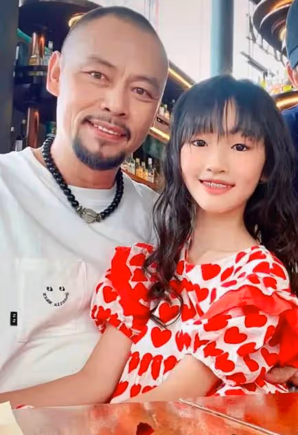 晉松太有福氣了,長相五大三粗卻娶美艷小嬌妻,兩個兒女顏值超高