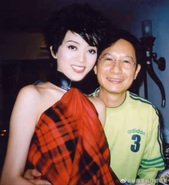 他曾陪了梅艷芳21年!「穿上他的婚紗」辦一場自己的婚禮 親眼看她離世傷心欲絕:今71歲仍未婚