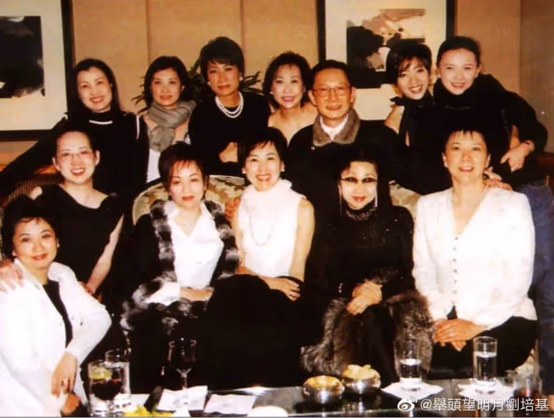 他曾陪了梅艷芳21年！「穿上他的婚紗」辦一場自己的婚禮　親眼看她離世傷心欲絕：今71歲仍未婚