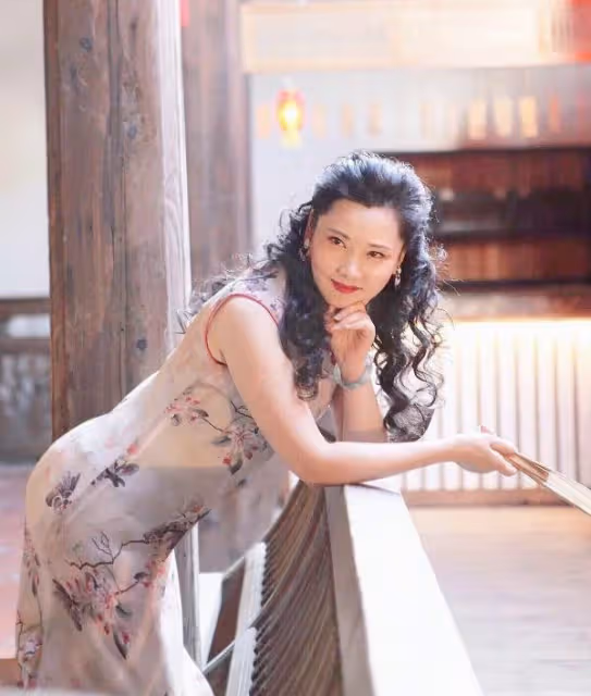 因長得太美無人敢追!父親為她「終生不娶」,如今被初戀獨寵33年「58歲近照不敢認」