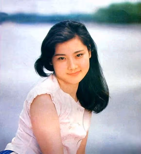 因長得太美無人敢追!父親為她「終生不娶」,如今被初戀獨寵33年「58歲近照不敢認」