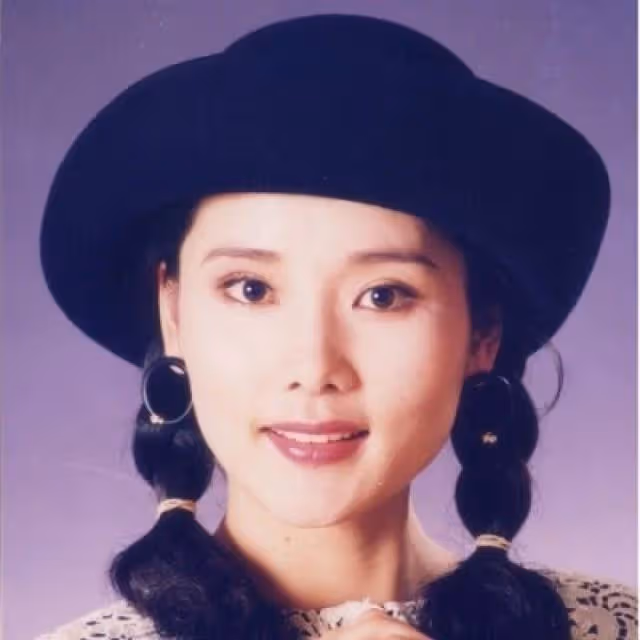 因長得太美無人敢追!父親為她「終生不娶」,如今被初戀獨寵33年「58歲近照不敢認」
