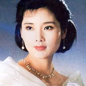因長得太美無人敢追!父親為她「終生不娶」,如今被初戀獨寵33年「58歲近照不敢認」