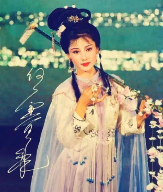 因長得太美無人敢追!父親為她「終生不娶」,如今被初戀獨寵33年「58歲近照不敢認」