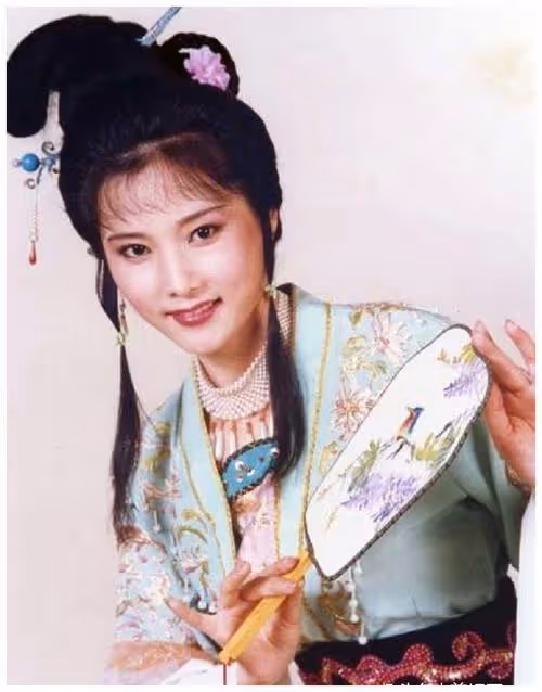 因長得太美無人敢追!父親為她「終生不娶」,如今被初戀獨寵33年「58歲近照不敢認」