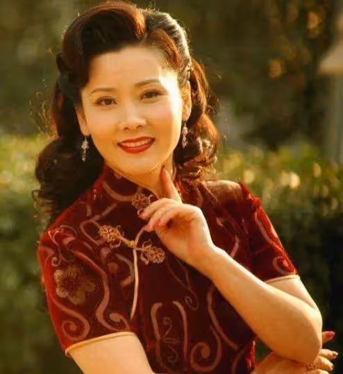 因長得太美無人敢追!父親為她「終生不娶」,如今被初戀獨寵33年「58歲近照不敢認」
