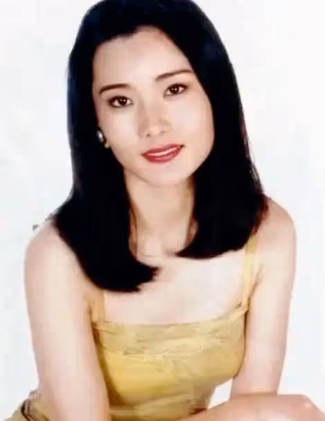 因長得太美無人敢追!父親為她「終生不娶」,如今被初戀獨寵33年「58歲近照不敢認」
