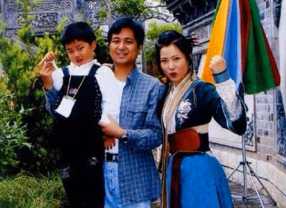 因長得太美無人敢追!父親為她「終生不娶」,如今被初戀獨寵33年「58歲近照不敢認」