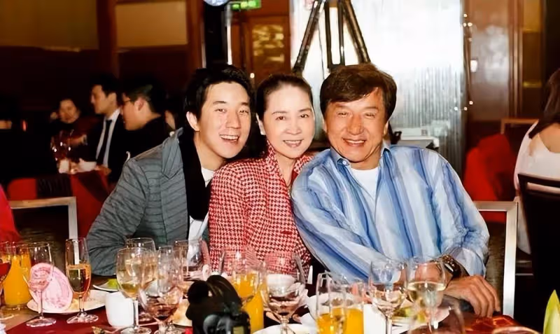 都是成龍孩子 為啥他對林鳳嬌兒子和吳綺莉女兒的態度差別那麼大