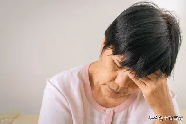 59歲阿姨住養老院,子女一年不曾看望一次,兒媳:家都被你攪渾了